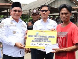 Turun Langsung, Bupati Kotabaru Serahkan Bantuan Korban Kebakaran di Desa Geronggang