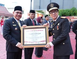 Luar Biasa, Bupati Kotabaru Terima Penghargaan langsung Dari Menteri Hukum dan HAM