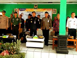 Awaluddin Muuri Serahkan 200 Sertifikat Gelombang Pertama Program PTSL di Desa Tinggarjaya