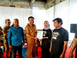 Kembali, Awaluddin Muuri Bagikan 200 Sertifikat PTSL di Desa Gintungreja