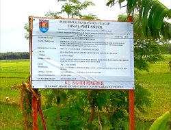 Pengerjaan Jalan Usaha Tani di Desa Bantarsari Cilacap Dikerjakan Secara Gotong Royong