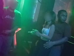 Lurah Sei. Binti JM Mabok Mabokan & Peluk Biduan Cafe, Camat Sagulung Bungkam! Ada Apa? Pemko Batam Diminta Copot Lurah JM!