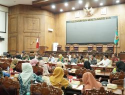 Ratusan Guru Honorer Geruduk Kantor DPRD Pati Tuntut Kesejahteraan