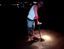 Pemburu Harta Karun Pantai Pangandaran : Dari Uang Koin Sampai Perhiasan Emas