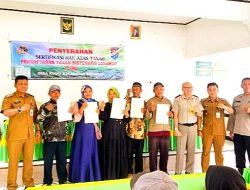 Penyerahan Sertifikat PTSL di Desa Kunci dan Sidamulya : Senyum Warga, Tantangan Efisiensi Pemerintah