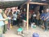 KPH Banyumas Barat Salurkan Bantuan Paket Sembako Untuk Para Penyadap Getah Pinus di Wilayah Kerjanya
