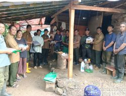 KPH Banyumas Barat Salurkan Bantuan Paket Sembako Untuk Para Penyadap Getah Pinus di Wilayah Kerjanya