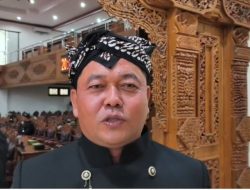 Ketua DPRD Pati Soroti Banyaknya Kabel Jaringan Internet Yang Terpasang di Desa Terkesan Semrawut
