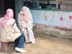 Anggota DPRD dan Dinsos Kabupaten Pangandaran Respon Cepat, Kunjungi Mansur Warga Kalipucang Berikan Bantuan