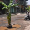 Tunggu Perintah Plt Bupati Pati, DPUTR Pati Perbaiki Jalan Rusak di Kayen