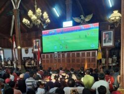 Warga Masyarakat Nobar Di Pendopo Kartini Jepara, Persijap Unggul 2 – 0 PSS Biak Meski Tanpa Penonton