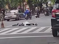 Pejalan Kaki Tersambar Truk Di Jalur Jepara–Kudus, Korban Tak Berdaya, Tergeletak di Tengah Jalan